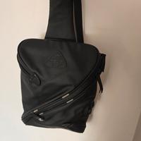 zaino monospalla uomo con presa e cavo USB 