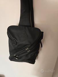 zaino monospalla uomo con presa e cavo USB 