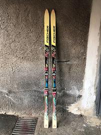 Sci da discesa con attacchi