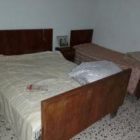 2 letti 2 comodini e una specchiera
