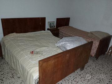 2 letti 2 comodini e una specchiera