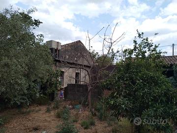 S.Venerina casa di paese con garage e terreno