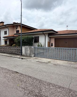 VILLA INDIPENDENTE CON AMPIO GIARDINO RECINTATO