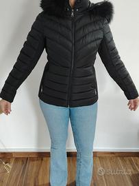 Piumino donna corto con cappuccio in pelliccia