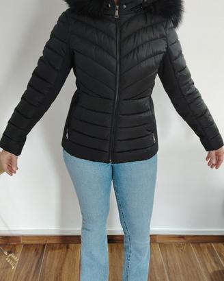 Piumino donna corto con cappuccio in pelliccia