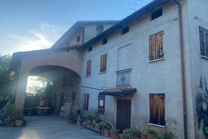 Rustico / Casale di 800 m² con più di 5 locali e b