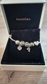 Bracciale Pandora completo di charmes