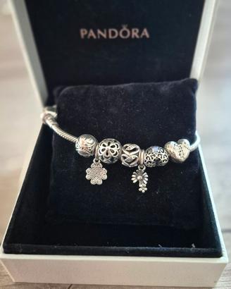 Bracciale Pandora completo di charmes