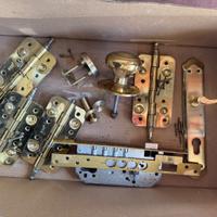Ferramenta in ottone per porta in legno