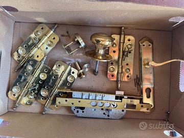 Ferramenta in ottone per porta in legno