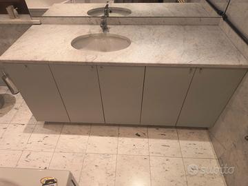 mobile bagno verde con ripiano in marmo e lavabo