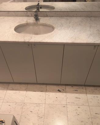 mobile bagno verde con ripiano in marmo e lavabo