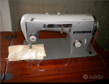 Macchina da cucire Wilson con mobiletto in legno