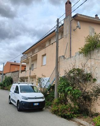 Villa singola tre piani con giargino