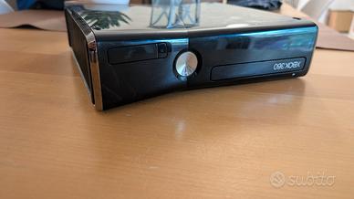Xbox 360 Slim + Tutti i cavi (Senza controller)