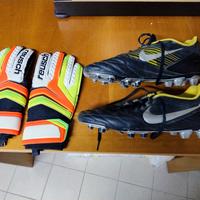 Guantoni e scarpe da calcio