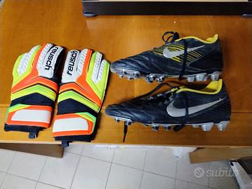 Guantoni e scarpe da calcio