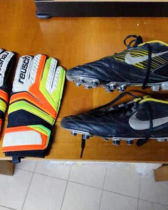 Guantoni e scarpe da calcio