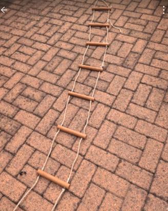 scala di corda con pioli in legno