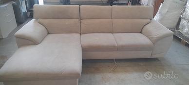 divano letto L colore grigio chiaro 