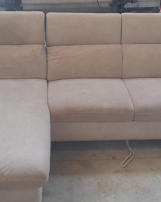 divano letto L colore grigio chiaro 