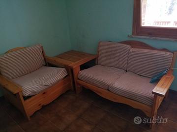 Divano x 2, poltrona letto e tavolo da salotto