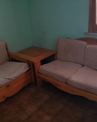 Divano x 2, poltrona letto e tavolo da salotto