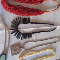 Collana corallo rosa , nero, giada, divinità