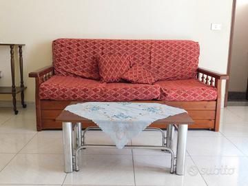 Divano letto in legno e tavolino da salotto