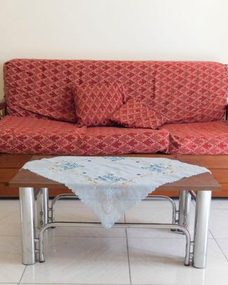 Divano letto in legno e tavolino da salotto