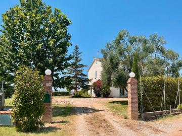 Casale con giardino, annesso e 5ha di seminativo
