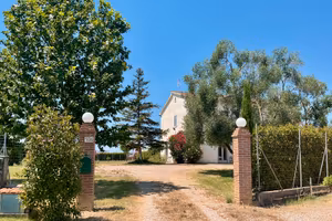 Casale con giardino, annesso e 5ha di seminativo