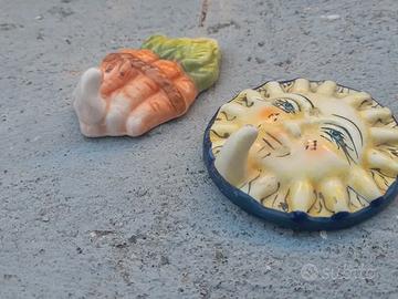 Set di due decorazioni murali in ceramica