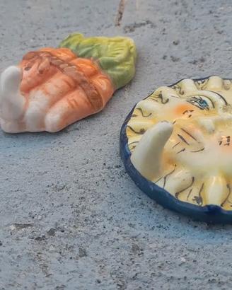 Set di due decorazioni murali in ceramica