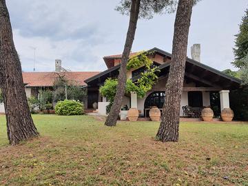 Villa in contesto residenziale