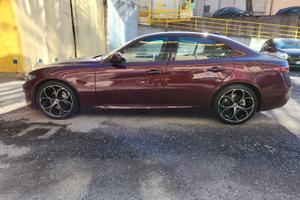 Alfa Romeo Giulia 2.2 AT8 con doppi cerchi 19-17