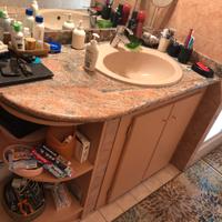 Mobile con lavabo e specchio