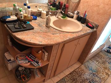 Mobile con lavabo e specchio