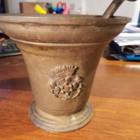 Mortaio e pestello antichi in bronzo