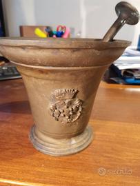 Mortaio e pestello antichi in bronzo