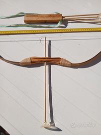 Arco in legno giocattolo + 4 frecce ventosa 