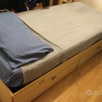 Letto con cassetti e giroletto