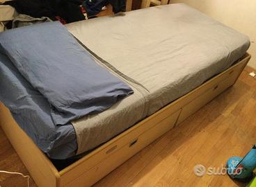 Letto con cassetti e giroletto