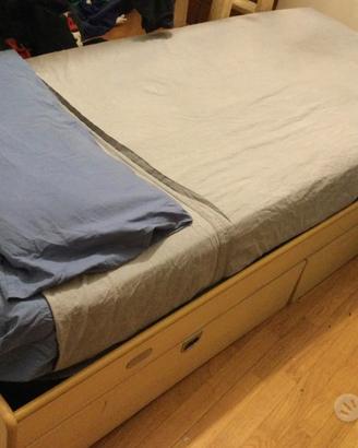 Letto con cassetti e giroletto