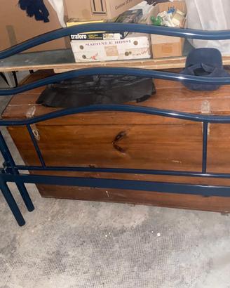 Letto in ferro blu da una piazza e mezzo