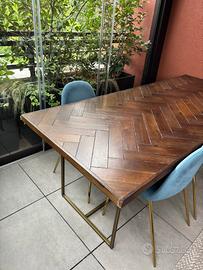 Tavolo in legno massiccio pari a nuovo