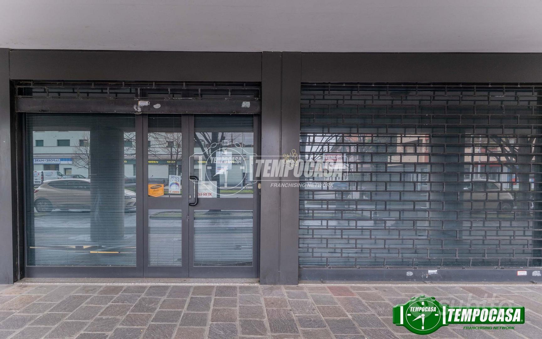 Bollate centro - Negozio con due vetrine e bagno - Altro