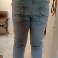 Jeans uomo colore verde sbiadito e cuciture verdi