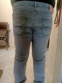 Jeans uomo colore verde sbiadito e cuciture verdi