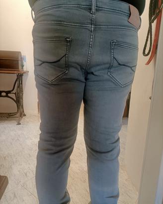 Jeans uomo colore verde sbiadito e cuciture verdi